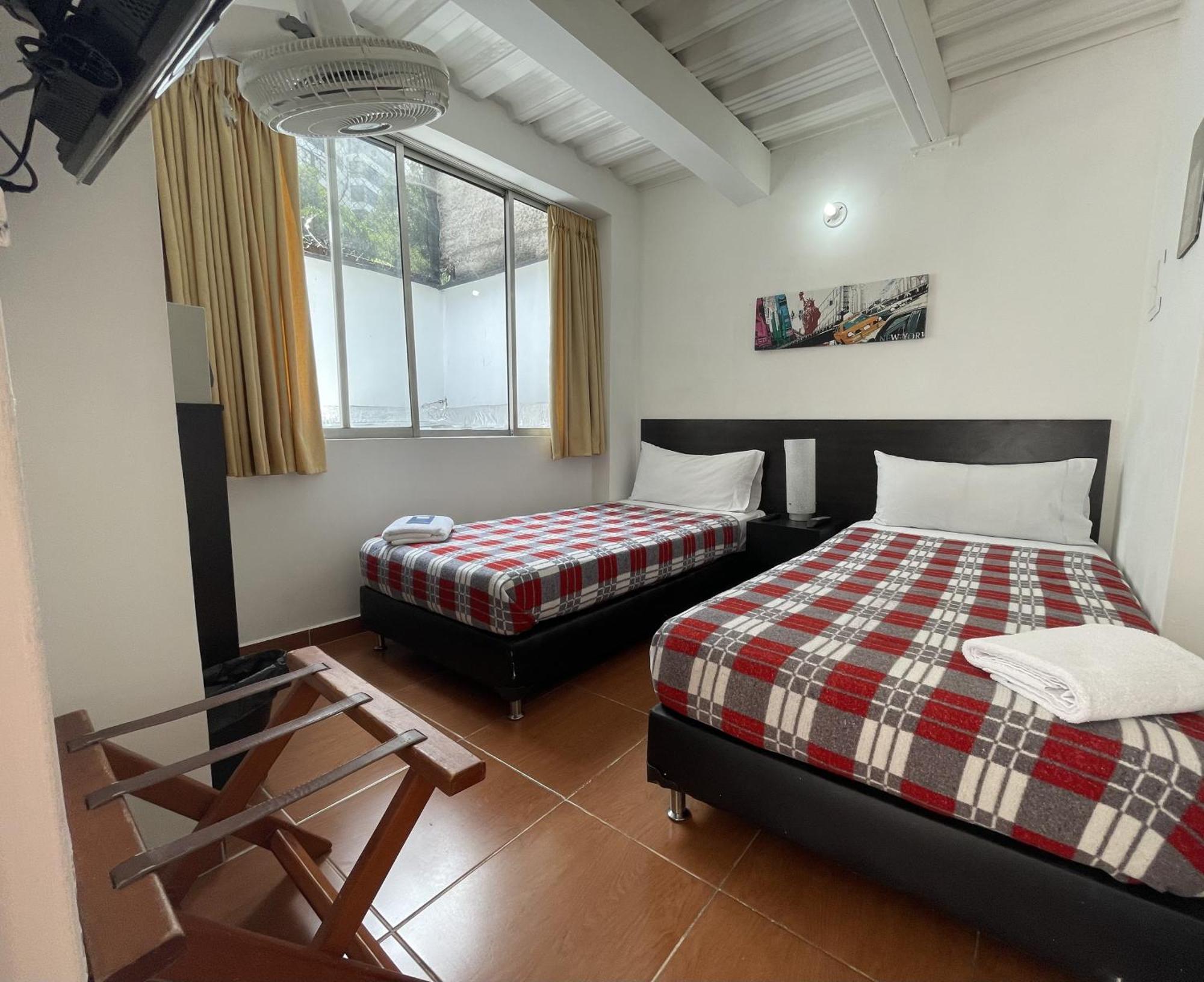 Hostal Lleras Calle 8 Medellin Exterior photo