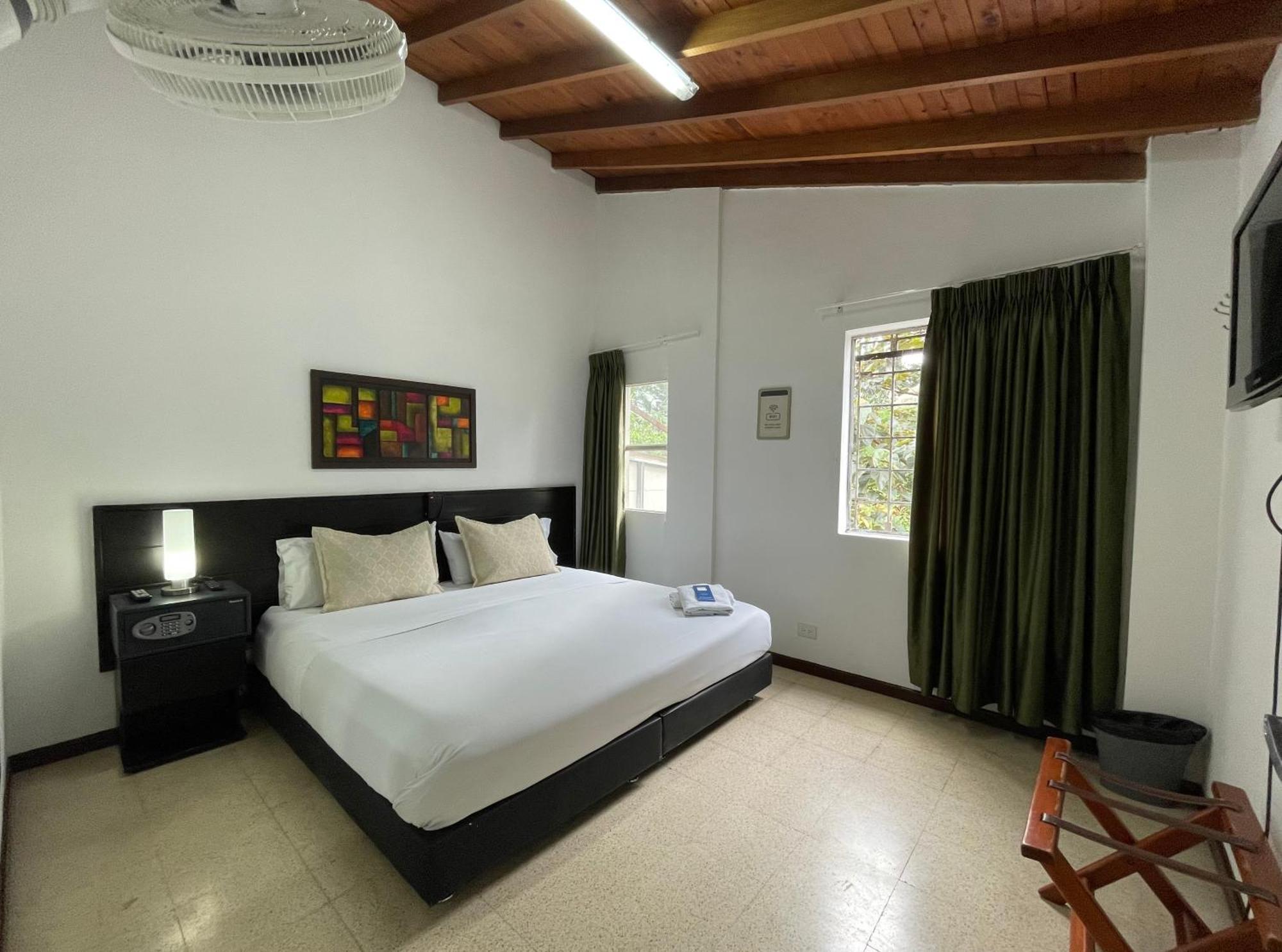 Hostal Lleras Calle 8 Medellin Exterior photo