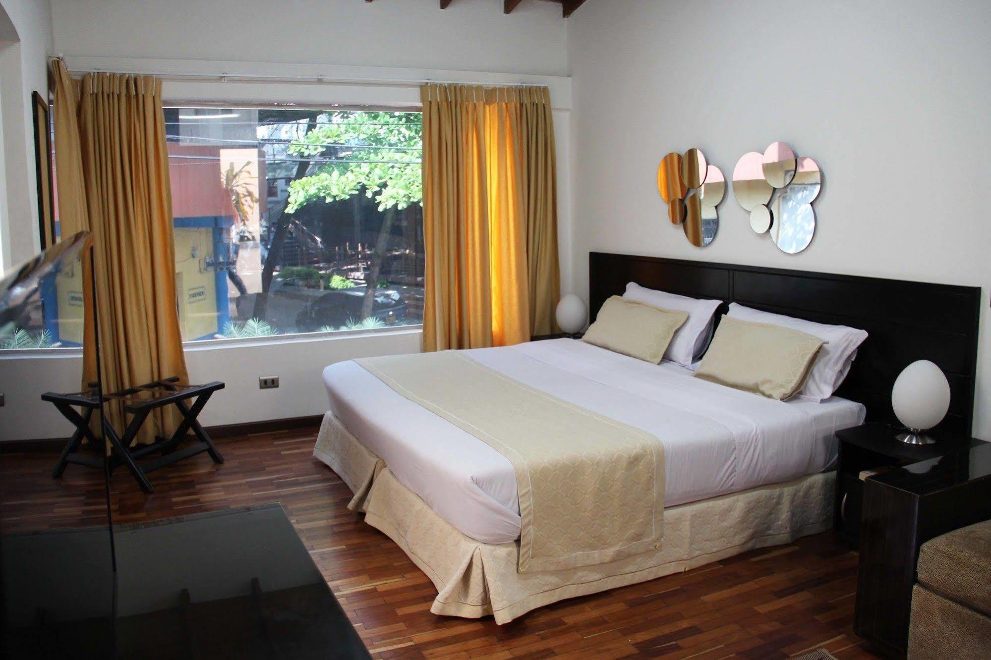 Hostal Lleras Calle 8 Medellin Exterior photo